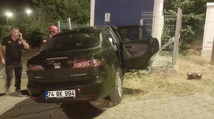 Zonguldak&rsquo;ta kontrolden &ccedil;ıkan otomobil trafoya &ccedil;arptı