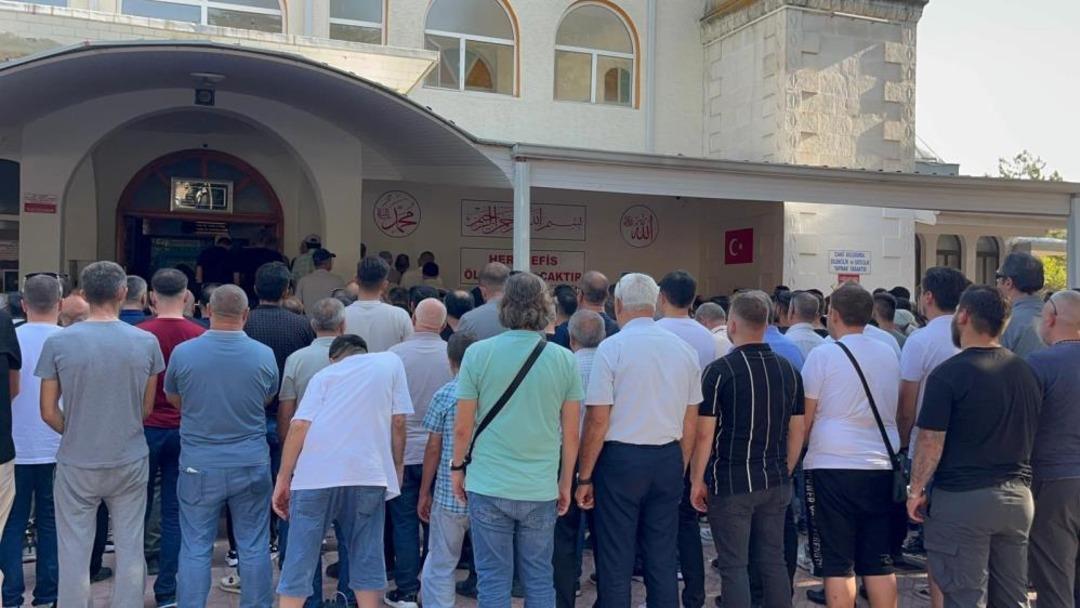 Arkadaşı tarafından tüfekle vurulan 32 yaşındaki adam son yolculuğuna uğurlandı 1