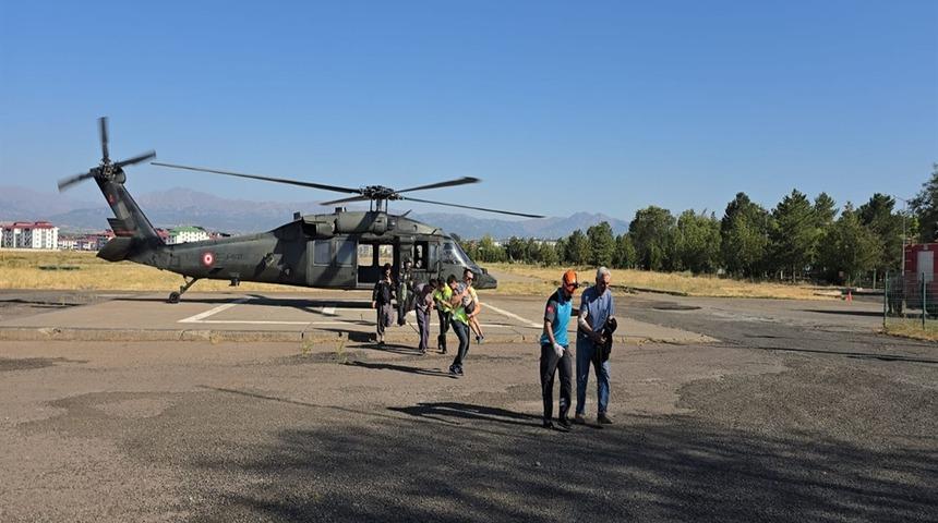 Bingöl'de gıda zehirlenmesi şüphesiyle 4 kişi helikopterle hastaneye kaldırıldı