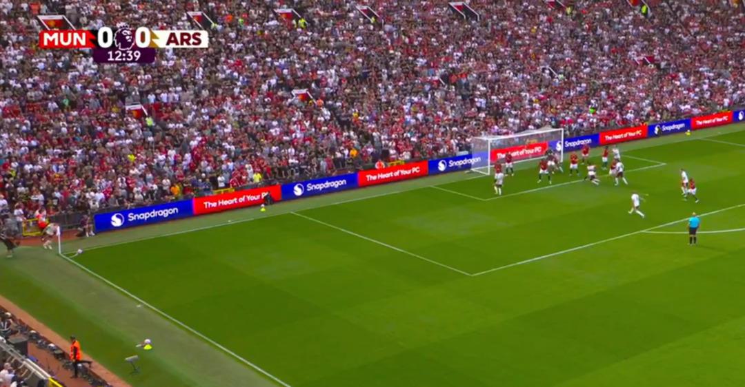 İngiltere de Manchester United-Arsenal karşılaşmasında maça Altay Bayındır damga vurdu! Milli eldiven topu ıskaladı ve Arsenal öne geçti... 1