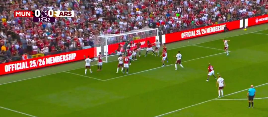 İngiltere de Manchester United-Arsenal karşılaşmasında maça Altay Bayındır damga vurdu! Milli eldiven topu ıskaladı ve Arsenal öne geçti... 2