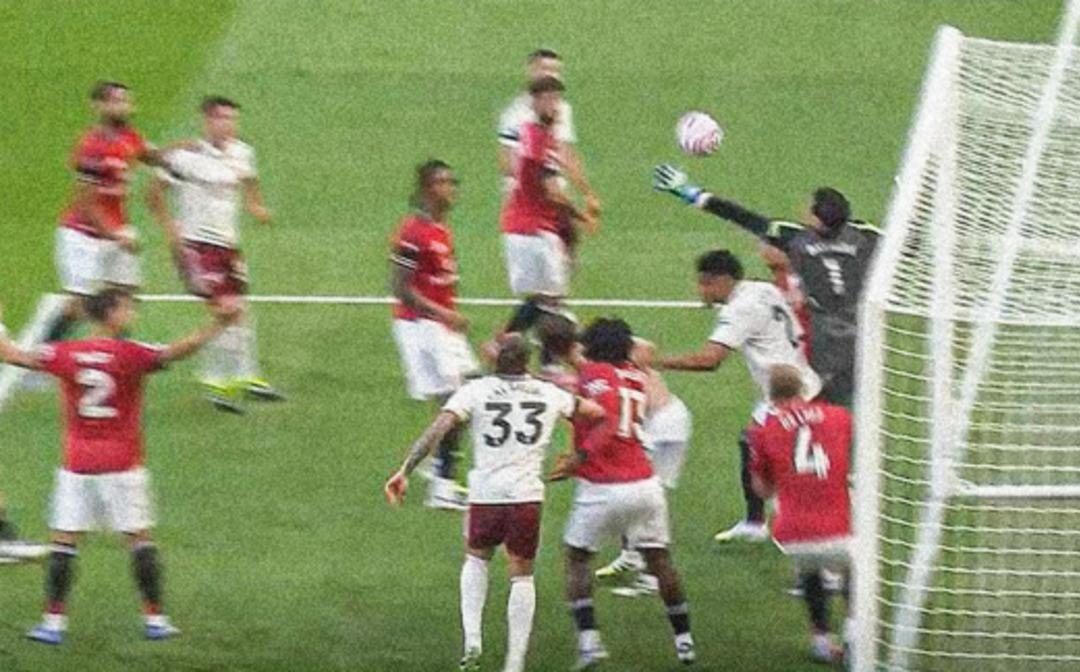 İngiltere de Manchester United-Arsenal karşılaşmasında maça Altay Bayındır damga vurdu! Milli eldiven topu ıskaladı ve Arsenal öne geçti... 3