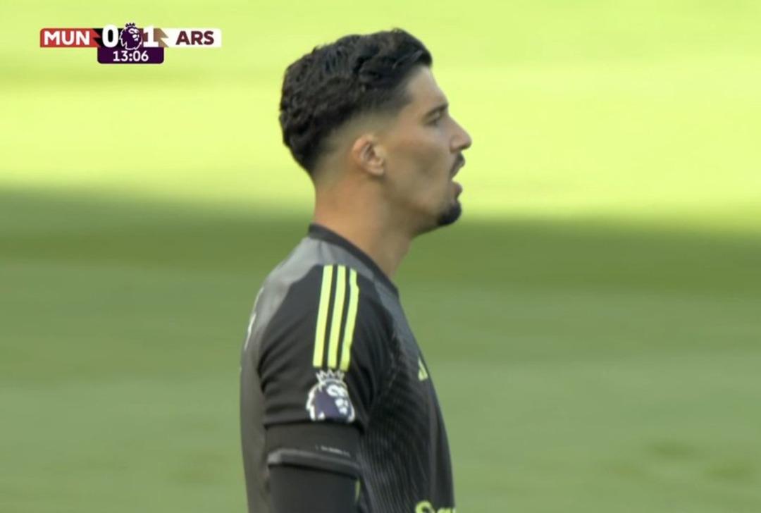 İngiltere de Manchester United-Arsenal karşılaşmasında maça Altay Bayındır damga vurdu! Milli eldiven topu ıskaladı ve Arsenal öne geçti... 4