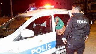Üçüncü kez alkollü yakalandı, polis aracının arkasına saklandı
