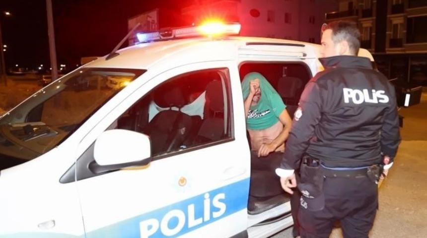 Üçüncü kez alkollü yakalandı, polis aracının arkasına saklandı