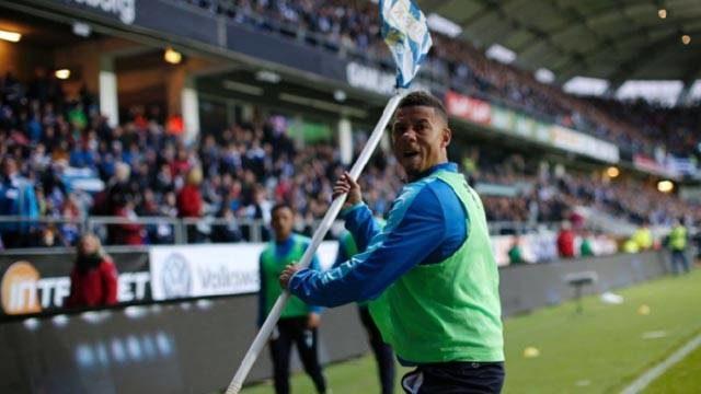 Malmö'nün yıldızı Tobias Sana, korner bayrağını tribüne fırlattı