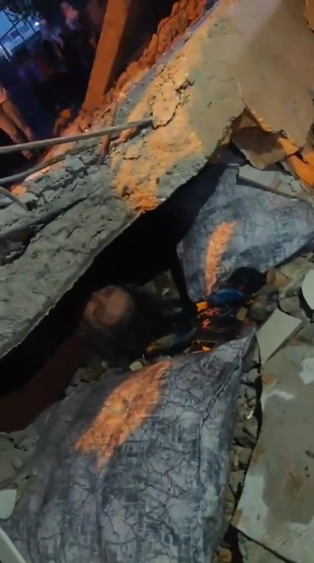 Diyarbakır da balkon çöktü! Metrelerce yüksekten düşen 2 si bebek 5 kişi yaralandı 2