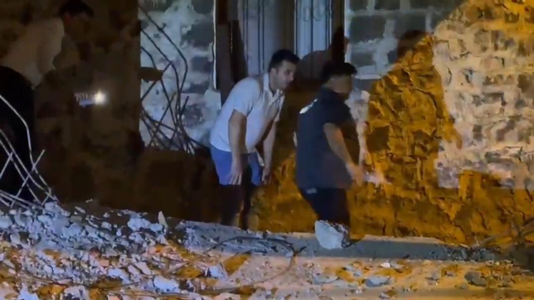 Diyarbakır da balkon çöktü! Metrelerce yüksekten düşen 2 si bebek 5 kişi yaralandı 1