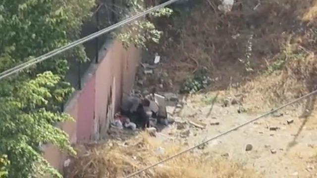 Okul önünde uyuşturucu kullanırken önce kameralara, sonra polise yakalandılar