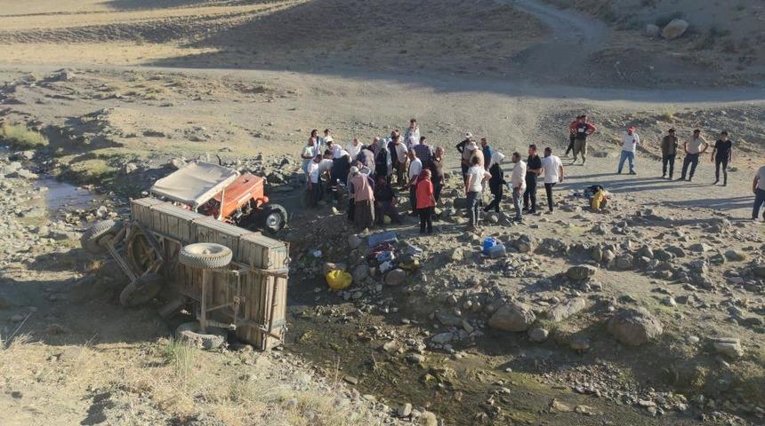 Van’da traktörün römorku devrildi: 8 yaralı