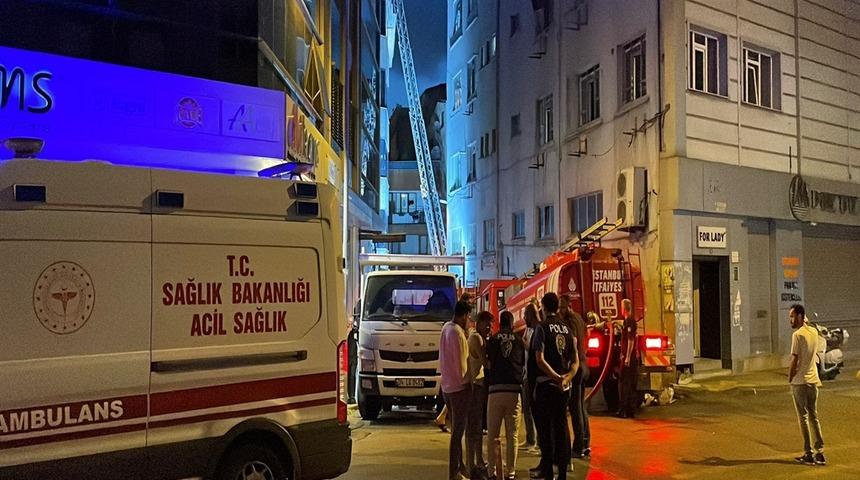 Kağıthane’de iş merkezinin çatısında yangın