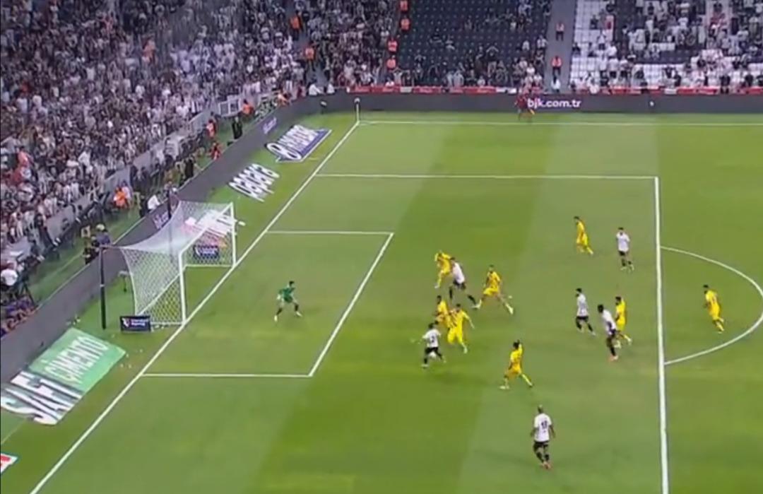 Beşiktaş ta Rafa Silva resmen saç baş yoldurttu! Öyle bir gol kaçırdı ki... 1