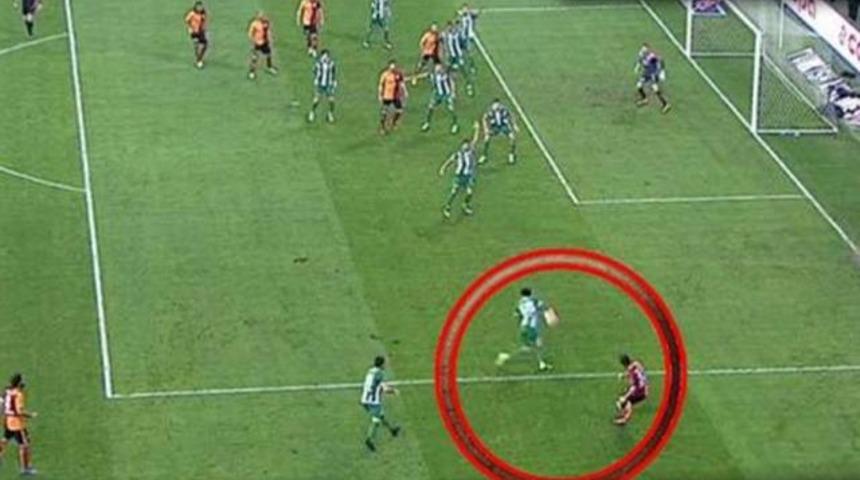 Bursaspor - Galatasaray ma&ccedil;ında penaltı tartışması