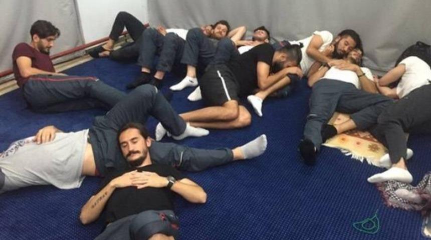 K&uuml;me d&uuml;şen Kartalsporlu futbolcuları kul&uuml;p otob&uuml;se almadı