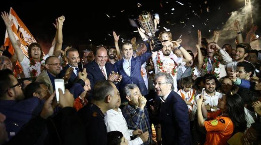 Adanaspor şampiyonluk kupasını aldı