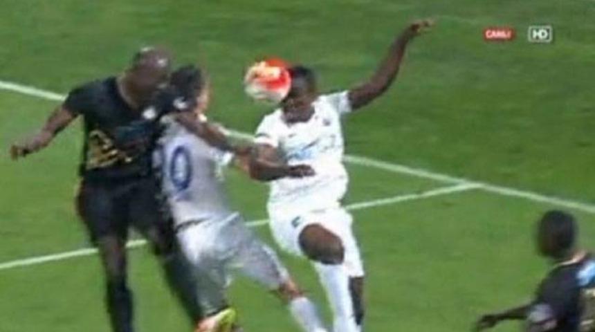 Kasımpaşa - Osmanlıspor ma&ccedil;ında &ccedil;ıldırtan pozisyon