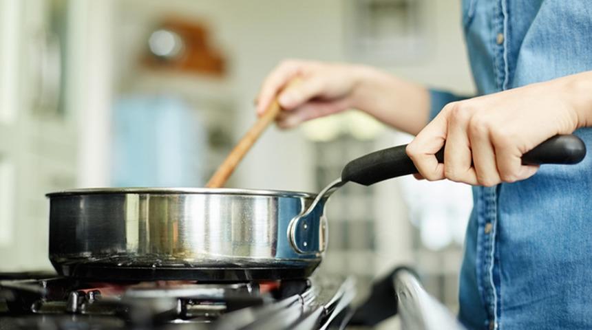 Her gün mikroplastik yutuyorsunuz! Uzmanı uyardı: Kıyafetinizden, içtiğiniz suya kadar 3 basit şeye dikkat ederek tehlikeden korunabilirsiniz…