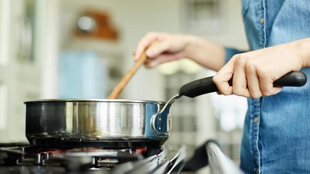 Her gün mikroplastik yutuyorsunuz! Uzmanı uyardı: Kıyafetinizden, içtiğiniz suya kadar 3 basit şeye dikkat ederek tehlikeden korunabilirsiniz…