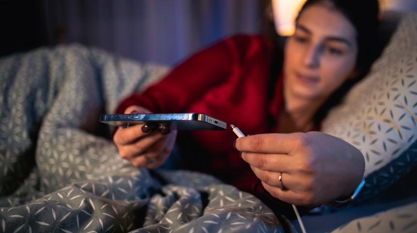 Akıllı telefonlar için gece şarjı zarar verir mi? Gece telefonu şarj etmek zararlı mı?