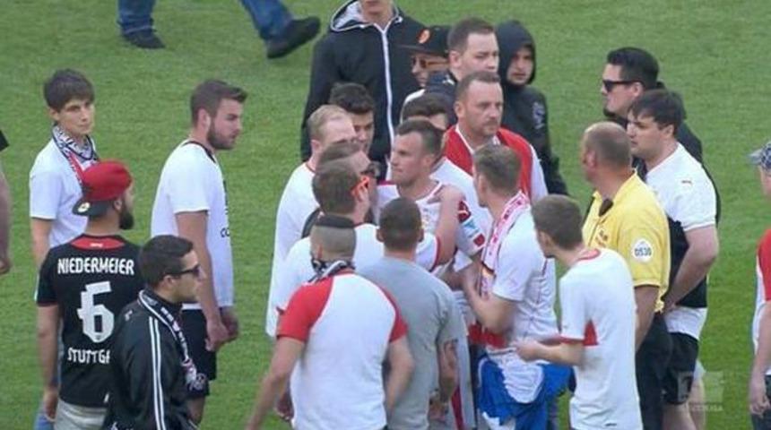 Grosskreutz'a kızıp, sahaya girdiler