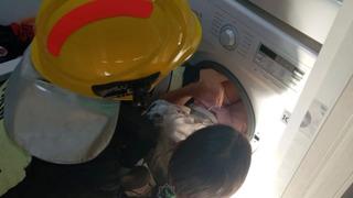 Kazakistan'da dehşet anları! Oyun oynarken çamaşır makinesine sıkıştı