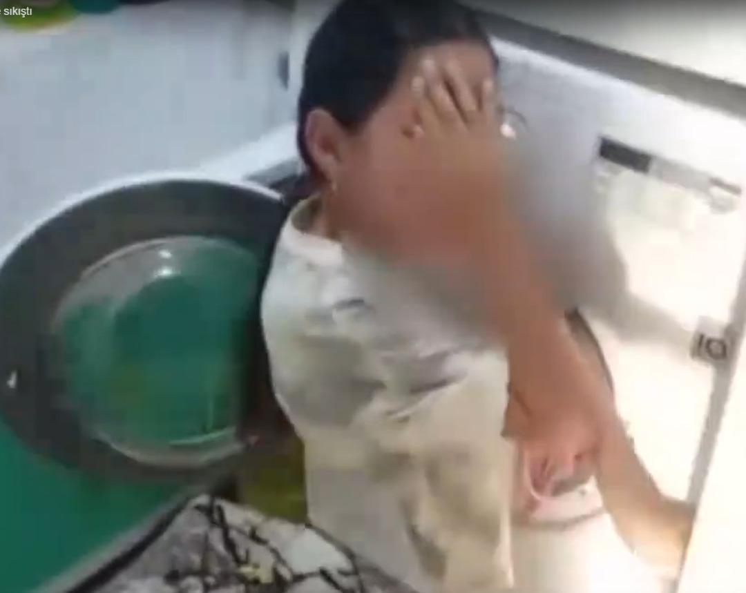 Kazakistan da dehşet anları! Oyun oynarken çamaşır makinesine sıkıştı 1