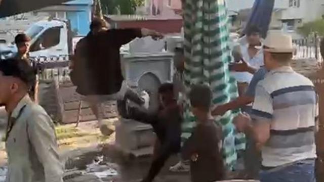 Pazar yerinde 3 kişi, bir genci tekme tokat dövdü