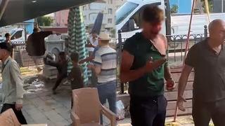 Pazar yerinde kan donduran görüntü! 3 kişi, bir genci tekme tokat dövdü: Kanlar içinde kaldı!