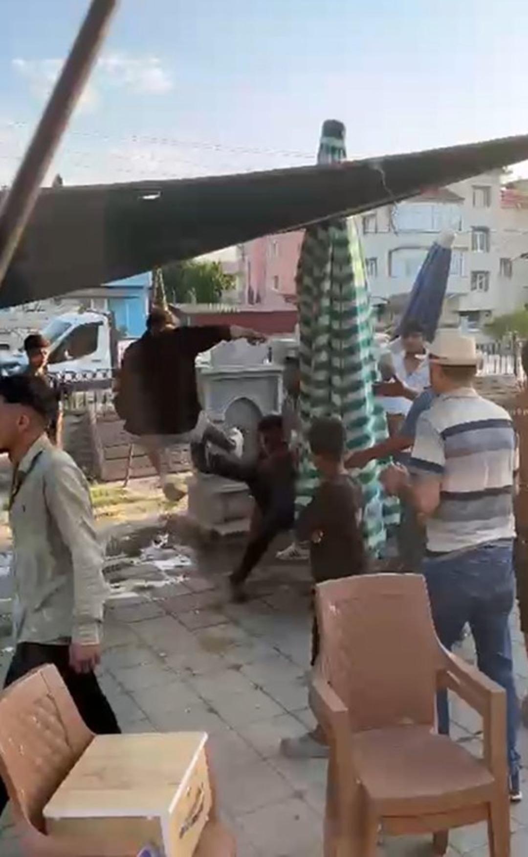 Pazar yerinde kan donduran görüntü! 3 kişi, bir genci tekme tokat dövdü: Kanlar içinde kaldı! 1