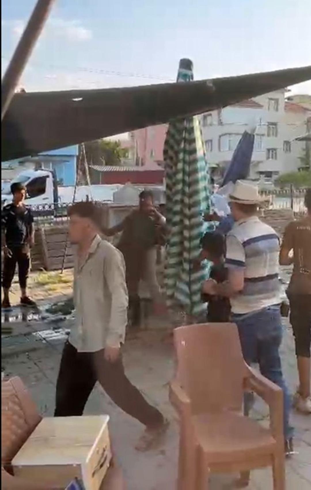 Pazar yerinde kan donduran görüntü! 3 kişi, bir genci tekme tokat dövdü: Kanlar içinde kaldı! 2