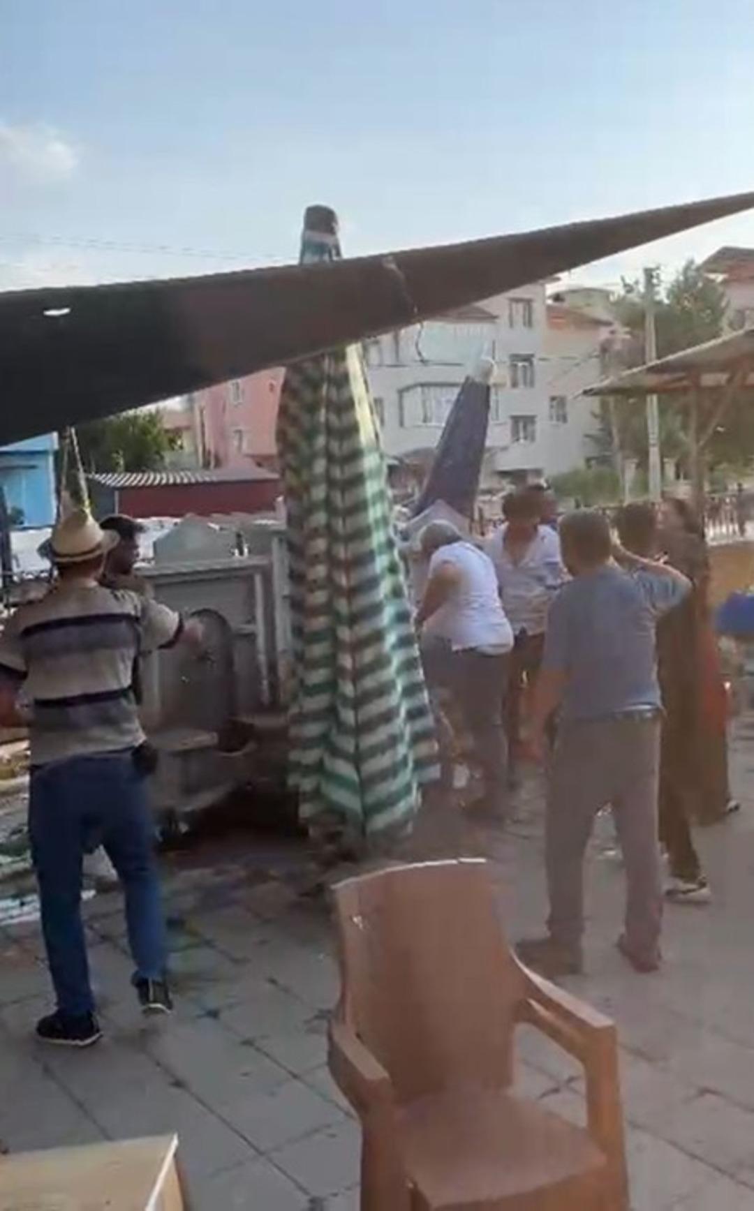 Pazar yerinde kan donduran görüntü! 3 kişi, bir genci tekme tokat dövdü: Kanlar içinde kaldı! 4