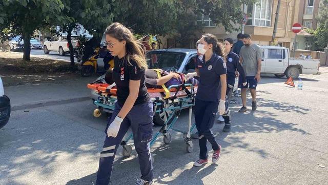 Otomobille çarpışan motosikletli kurye yaralandı 1