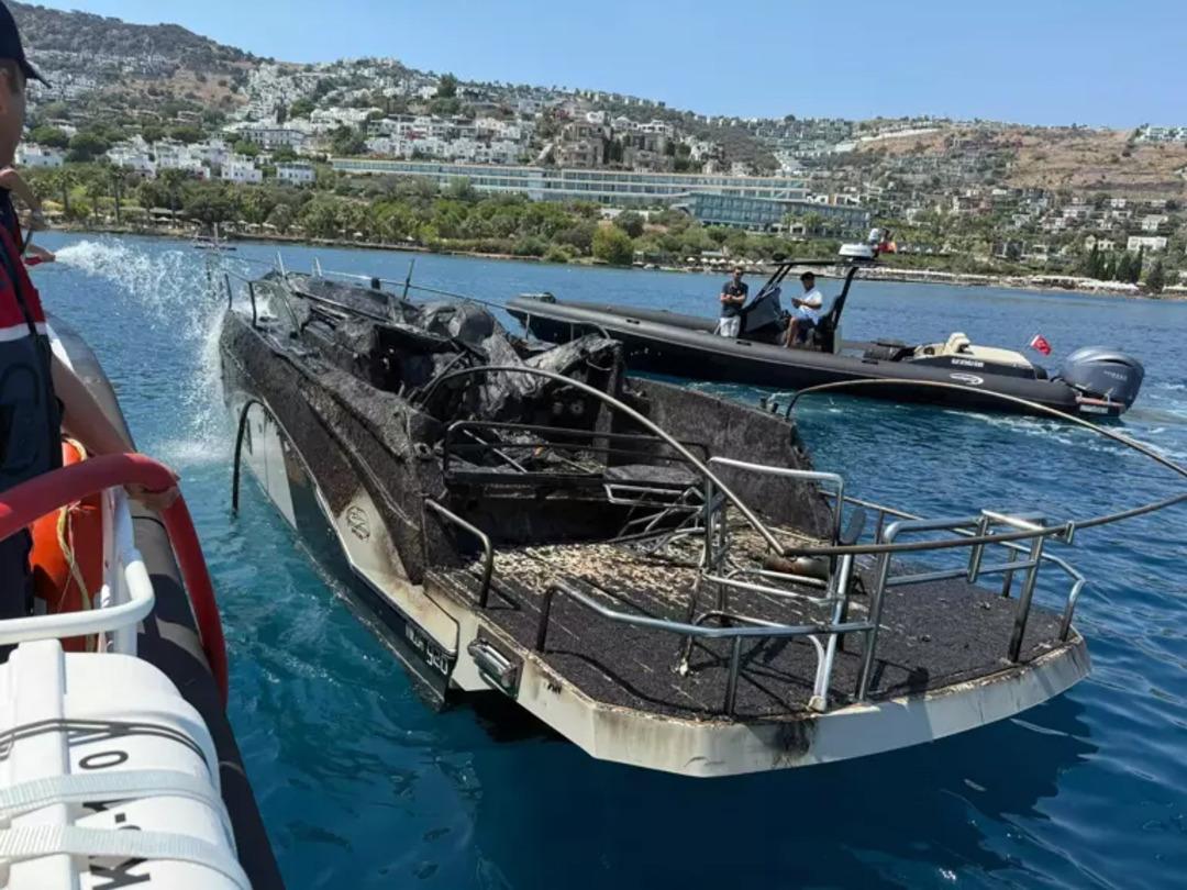 Bodrum da panik anları! Teknede yangın çıktı: 1 kişi kurtarıldı 2