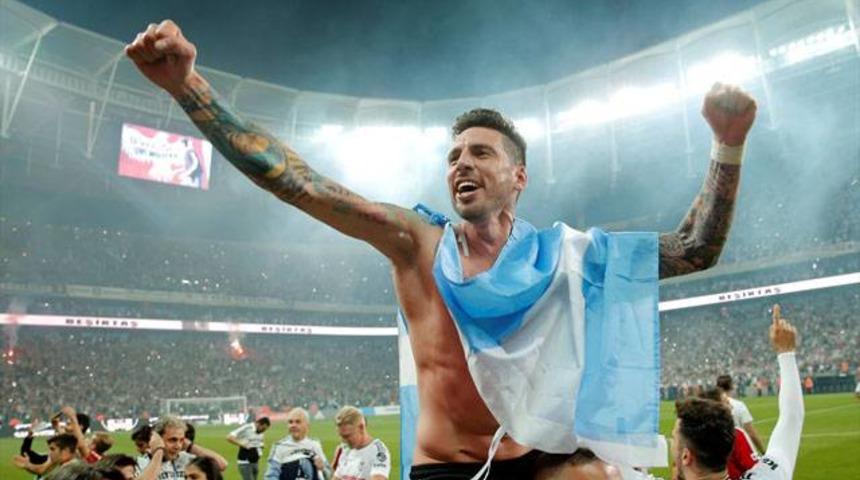 Jose Sosa'ya eşinden k&ouml;t&uuml; s&uuml;rpriz