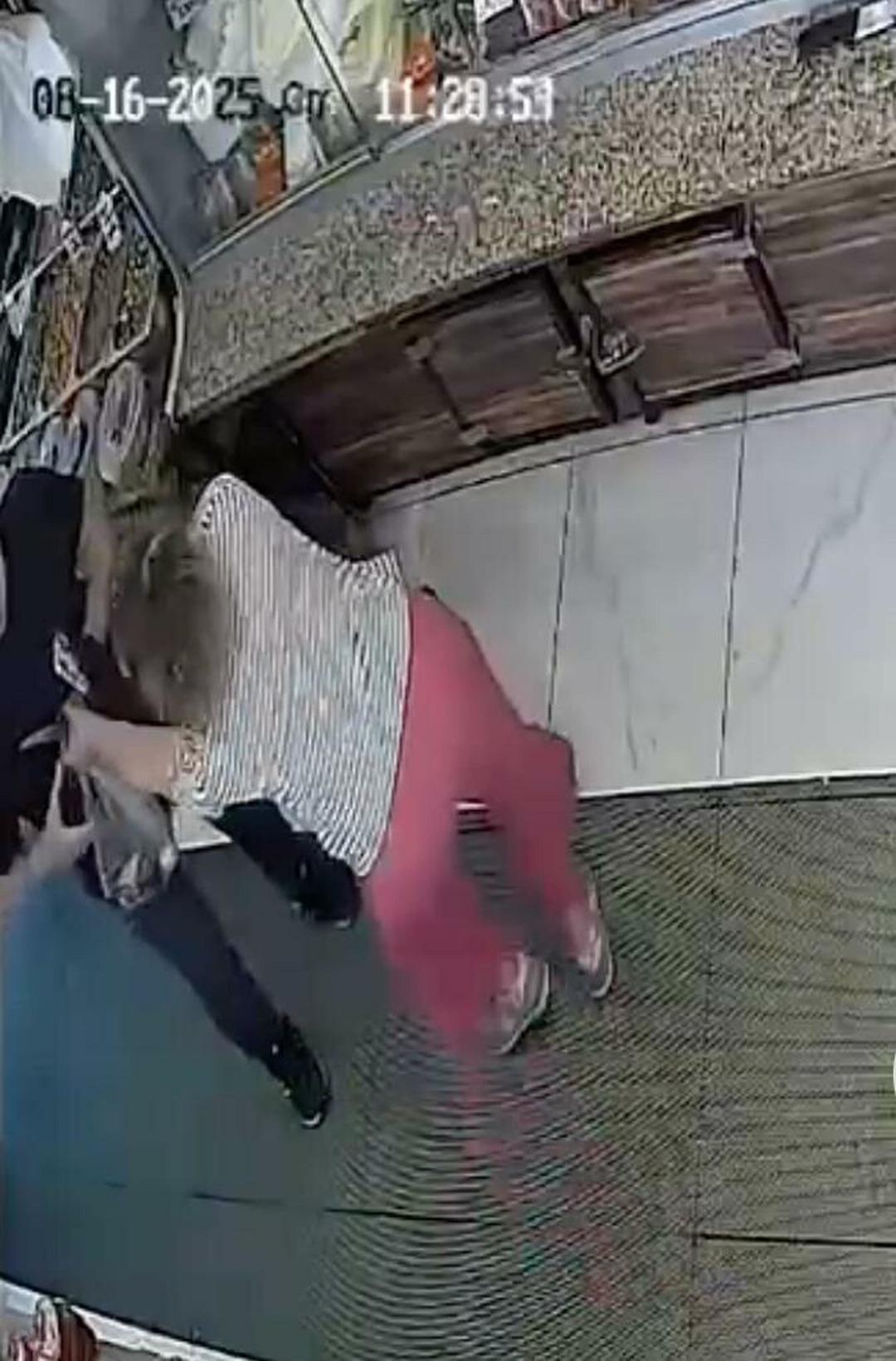 1200xauto Kadın çalışana bıçakla saldırdı, polisten kaçıp bıçağı karnına dayadı! Dehşet anları güvenlik kamerasında