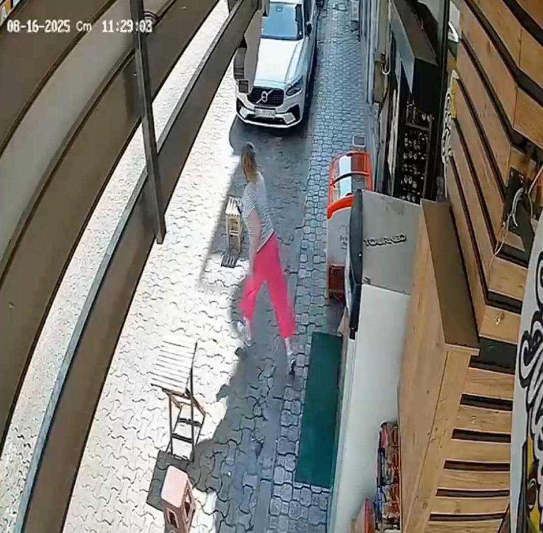1200xauto Kadın çalışana bıçakla saldırdı, polisten kaçıp bıçağı karnına dayadı! Dehşet anları güvenlik kamerasında
