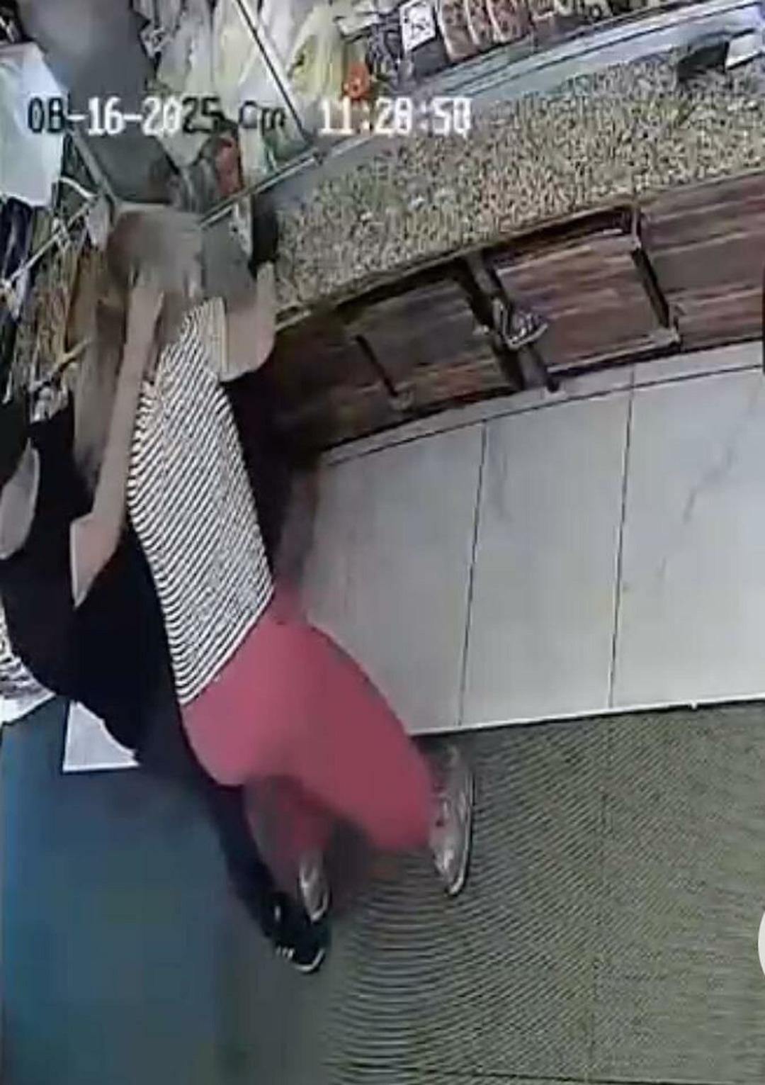 1200xauto Kadın çalışana bıçakla saldırdı, polisten kaçıp bıçağı karnına dayadı! Dehşet anları güvenlik kamerasında