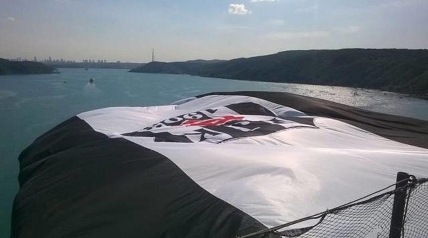 Beşiktaş bayrağı 3. k&ouml;pr&uuml;ye asıldı!