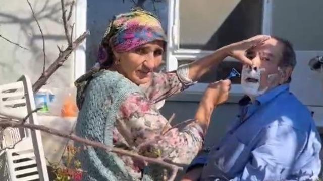 Felçli kocasını tıraş ederken görüntülenmişti, acı haber geldi