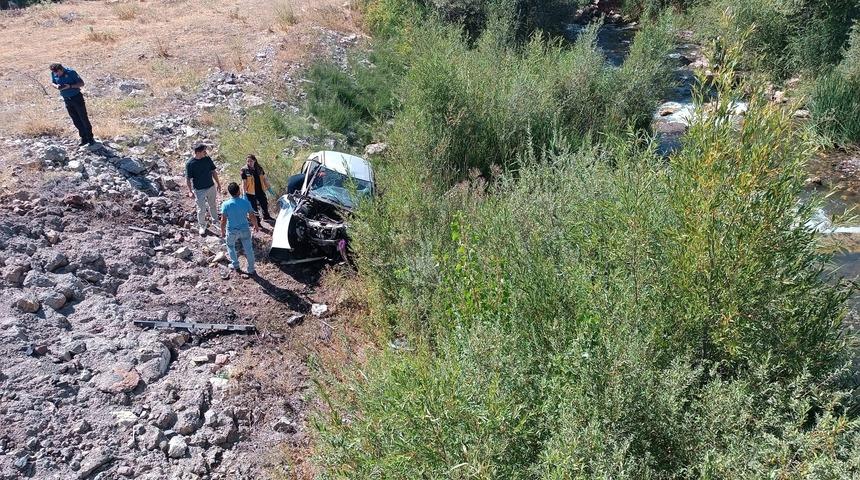 Otomobil dere yatağına uçtu: 2 ölü