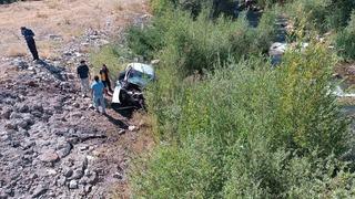 Otomobil dere yatağına uçtu: 2 ölü