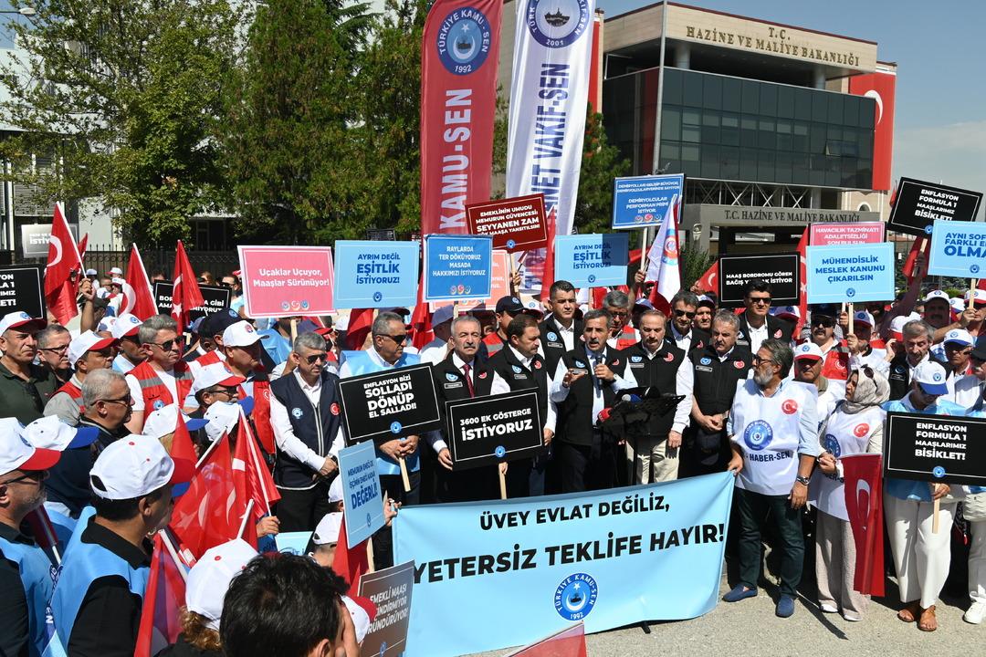 Memurlar greve çıkıp Bakanlığın önüne ekmek bıraktılar! Hükümetin teklifi için:  Hayattan kopuk  çıkışı 1