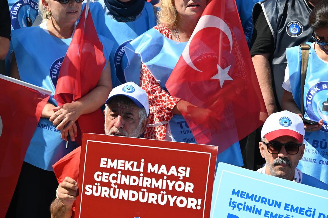 Memurlar greve çıkıp Bakanlığın önüne ekmek bıraktılar! Hükümetin teklifi için:  Hayattan kopuk  çıkışı 2