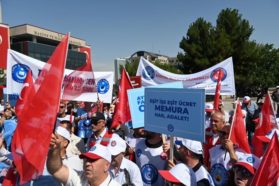 Memurlar greve çıkıp Bakanlığın önüne ekmek bıraktılar! Hükümetin teklifi için:  Hayattan kopuk  çıkışı 4