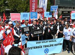 Memurlar greve çıkıp Bakanlığın önüne ekmek bıraktılar! Hükümetin teklifi için: 'Hayattan kopuk' çıkışı