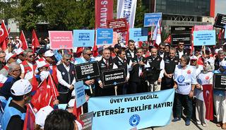 Memurlar greve çıkıp Bakanlığın önüne ekmek bıraktılar!