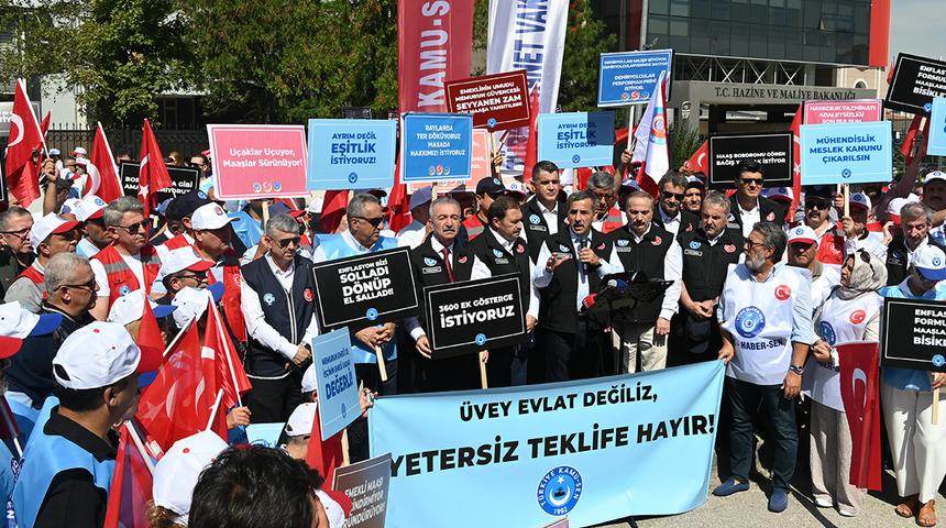Memurlar greve çıkıp Bakanlığın önüne ekmek bıraktılar! Hükümetin teklifi için: 'Hayattan kopuk' çıkışı
