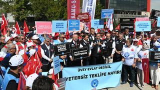 Memurlar greve çıkıp Bakanlığın önüne ekmek bıraktılar! Hükümetin teklifi için: 'Hayattan kopuk' çıkışı