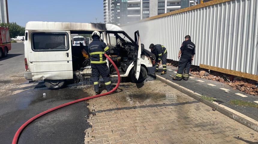Diyarbakır'da park halindeki minibüs yandı
