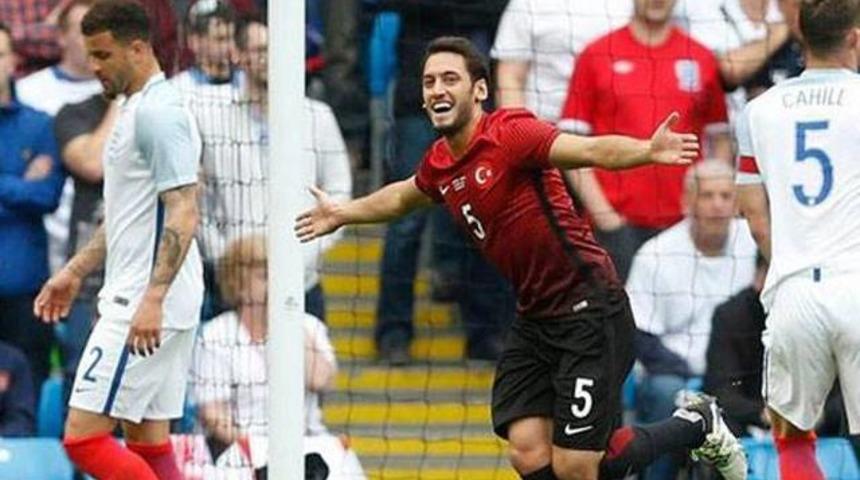 İngiltere'ye ilk gol&uuml;m&uuml;z Hakan &Ccedil;alhanoğlu'ndan